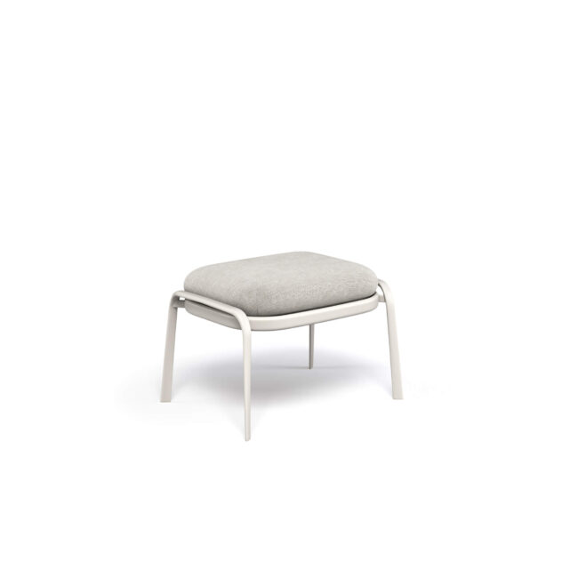 Il pouf Carousel è progettato per offrire un perfetto equilibrio tra design contemporaneo e alte prestazioni. La struttura in alluminio assicura leggerezza, solidità e lunga durata nel tempo, rendendo il pouf ideale per l’utilizzo in ambienti outdoor. Il sedile in lega di alluminio imbutito, modellato per ottenere una forma essenziale e raffinata, è fissato alla struttura mediante saldatura strutturale TIG, una tecnologia che garantisce massima resistenza, affidabilità nel tempo e un elevato standard estetico. Il pouf Carousel può essere completato con un cuscino di seduta imbottito rivestito in un’ampia selezione di tessuti per esterno, progettati per resistere agli agenti atmosferici. Tutti i materiali impiegati assicurano elevata resistenza, stabilità cromatica e idrorepellenza, rendendo il pouf Carousel particolarmente adatto ad ambienti marini, spazi esterni e condizioni climatiche estreme.