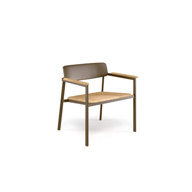 La poltrona Shine, firmata da Arik Levy e realizzata in alluminio e teak, racconta un modo di vivere contemporaneo fatto di essenzialità e naturale eleganza, pensato per accompagnare con stile i momenti di convivialità di ogni giorno. Ideale intorno a un tavolo da pranzo all’aperto, su una terrazza urbana o in spazi indoor dal gusto minimal, contribuisce a creare un’atmosfera rilassata e accogliente, in cui il design si integra con armonia nella quotidianità. Le linee pulite e leggere delineano un’estetica sobria ma distintiva, capace di inserirsi con naturalezza in contesti moderni, sia residenziali che contract. La struttura in alluminio assicura una grande versatilità d’uso, rendendo la poltrona adatta sia agli ambienti interni che esterni e garantendo resistenza, praticità e durata nel tempo, senza rinunciare allo stile. La seduta in teak, elegante e materica, introduce una nota calda e naturale, creando un raffinato contrasto con il metallo. Un dettaglio che valorizza l’esperienza estetica e sensoriale, rendendo la poltrona confortevole e piacevole al tatto. Shine completa gli spazi con discrezione, esprimendo un’idea di lifestyle autentico, funzionale e senza tempo.