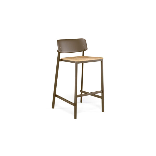 Lo sgabello Shine, disegnato da Arik Levy e realizzato in alluminio e teak, interpreta uno stile di vita contemporaneo improntato all’essenzialità e a un’eleganza naturale, pensato per accompagnare con coerenza e raffinatezza i momenti di convivialità quotidiana. Perfetto accanto a un tavolo alto, a un bancone outdoor, su una terrazza urbana o in ambienti indoor dal gusto minimal, contribuisce a creare un’atmosfera distesa e accogliente, in cui il design si inserisce con naturalezza nella vita di tutti i giorni. Le linee pulite e leggere definiscono un’estetica sobria ma riconoscibile, capace di adattarsi con facilità a contesti moderni, sia residenziali che contract. La struttura in alluminio garantisce un’elevata versatilità d’uso, rendendo lo sgabello adatto sia per spazi interni che esterni, assicurando al contempo resistenza, praticità e durata nel tempo, senza rinunciare allo stile. La seduta in teak, elegante e materica, aggiunge una sensazione calda e naturale, creando un raffinato dialogo con il metallo. Un dettaglio che arricchisce l’esperienza estetica e sensoriale, rendendo lo sgabello confortevole e piacevole al tatto. Shine completa gli ambienti con discrezione, esprimendo un’idea di lifestyle autentico, funzionale e senza tempo.