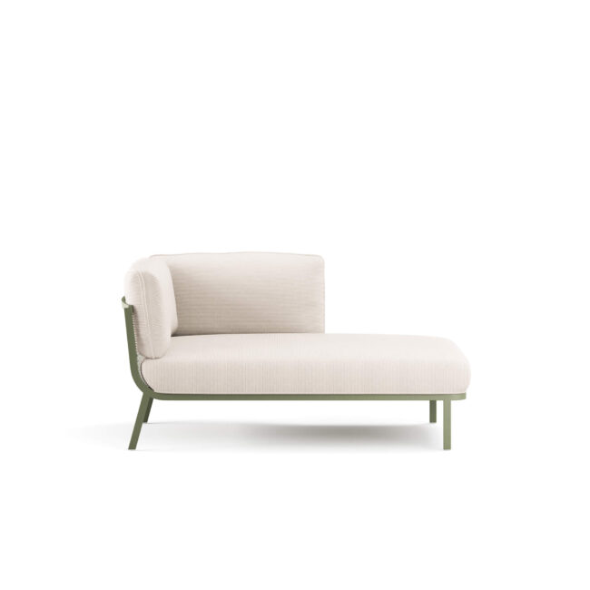 Cabla, progettato da Lucidi-Pevere, è un sistema di imbottiti modulari e componibili pensato per offrire la massima libertà progettuale. La presenza di soli tre elementi – seduta lineare singola, chaise longue e bracciolo – permette di creare numerose configurazioni, capaci di adattarsi con naturalezza a spazi e contesti differenti. La chaise longue Cabla con bracciolo a destra si caratterizza per una struttura con anima metallica in acciaio inox, che garantisce solidità e durata nel tempo, unita al comfort generoso dei cuscini e alla ricca gamma cromatica dei tessuti outdoor. Un equilibrio armonioso tra estetica, funzionalità e resistenza, che la rende particolarmente adatta anche ad ambienti marini. Il sistema può essere completato con il tavolino basso Cabla in rete metallica, proposto in diverse forme, dimensioni e altezze, per soluzioni coordinate e altamente funzionali.
