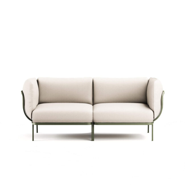 Cabla, disegnato da Lucidi-Pevere, è un sistema di imbottiti modulari e assemblabili pensato per garantire un’elevata libertà compositiva. Grazie a soli tre moduli – seduta lineare singola, chaise longue e bracciolo – consente di realizzare numerose configurazioni, adattandosi a differenti esigenze di spazio e stile. La struttura del divano 2 posti Cabla è definita da un’anima metallica in acciaio inox, espressione dello storico know-how EMU, che si integra con il comfort e la ricchezza cromatica dei tessuti outdoor. Questa combinazione assicura versatilità progettuale e resistenza, rendendo il divano adatto a molteplici contesti, compresi quelli marini. Il divano 2 posti può essere completato con i tavoli bassi della collezione Cabla, realizzati in rete metallica e disponibili in diverse forme e altezze, per offrire soluzioni funzionali e conviviali in ambienti outdoor e contract.