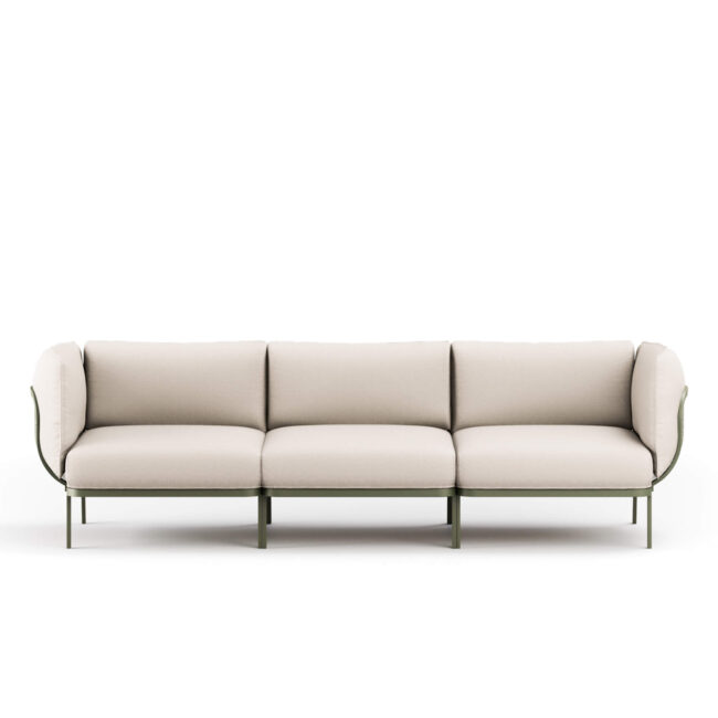 Cabla, disegnato da Lucidi-Pevere, è un sistema di imbottiti modulari e assemblabili che esprime un’elevata libertà compositiva. La possibilità di combinare tre soli moduli – seduta lineare singola, chaise longue e bracciolo – consente di dare vita a numerose configurazioni, capaci di adattarsi a diversi spazi e stili di progetto. Il divano 3 posti Cabla si distingue per la sua struttura con anima metallica in acciaio inox, risultato dello storico know-how EMU, abbinata al comfort e alla ricchezza cromatica dei tessuti outdoor. Una sintesi di design, resistenza e versatilità che rende il sistema ideale anche per ambienti marini. Il divano 3 posti può essere completata con i tavoli bassi Cabla in rete metallica, disponibili in diverse forme e altezze, pensati per arricchire gli spazi outdoor e contract con soluzioni funzionali e conviviali.