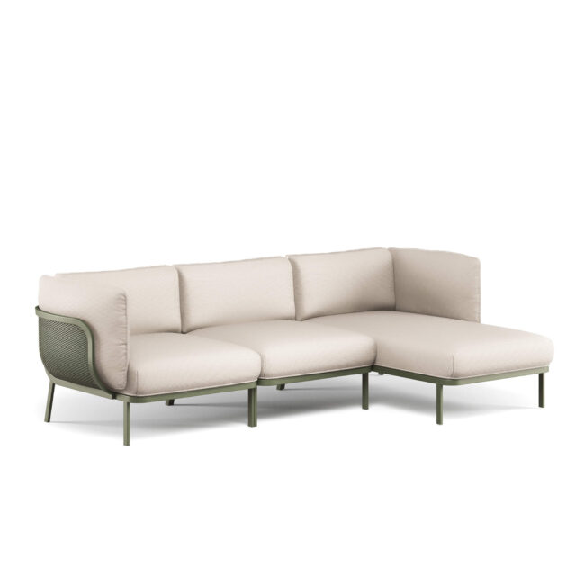 Cabla, disegnato da Lucidi-Pevere, è un sistema di imbottiti modulari e assemblabili progettato per offrire un’elevata libertà compositiva. Grazie a soli tre moduli – seduta lineare singola, chaise longue e bracciolo – il sistema permette di creare numerose configurazioni, adattandosi a diverse esigenze di spazio e stile. La struttura del divano 3 posti con daybed Cabla è caratterizzata da un’anima metallica in acciaio inox, espressione dello storico know-how EMU, che si combina con il comfort e la ricchezza cromatica dei tessuti outdoor. Questa combinazione garantisce versatilità progettuale e resistenza, rendendo il divano ideale per molteplici contesti, inclusi ambienti marini. È possibile completare il divano 3 posti con i tavoli bassi della stessa collezione Cabla, realizzati in rete metallica, disponibili in diverse forme e altezze, pensati per offrire soluzioni funzionali e conviviali in ambienti outdoor e contract.