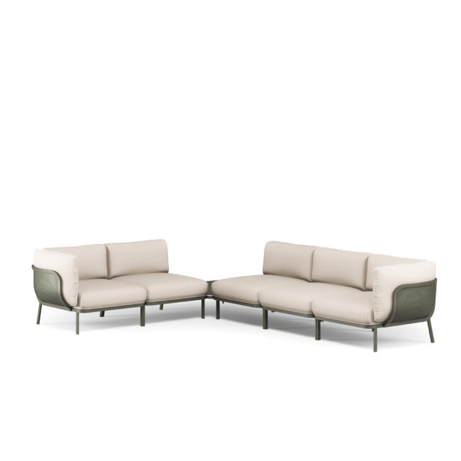Cabla, disegnato da Lucidi-Pevere, è un sistema di imbottiti modulari e componibili pensato per garantire la massima libertà progettuale nell’arredo di spazi indoor e outdoor. Ideale per ambienti residenziali e contract, Cabla permette di realizzare configurazioni su misura grazie alla combinazione di soli tre elementi: seduta lineare singola, chaise longue e bracciolo. Il divano angolare Cabla 5 posti si distingue per la struttura con anima metallica in acciaio inox, studiata per assicurare resistenza, stabilità e lunga durata anche in presenza di condizioni climatiche difficili. I cuscini ad alto comfort e la ricca selezione di tessuti outdoor esaltano il design contemporaneo del sistema, offrendo elevate prestazioni e un’estetica raffinata. Perfetto equilibrio tra design, funzionalità e durabilità, il divano angolare 5 posti Cabla è particolarmente indicato anche per ambienti marini. Il sistema può essere completato con il tavolino basso Cabla in rete metallica, disponibile in diverse forme, dimensioni e altezze, per creare soluzioni di arredo coordinate, versatili e funzionali.
