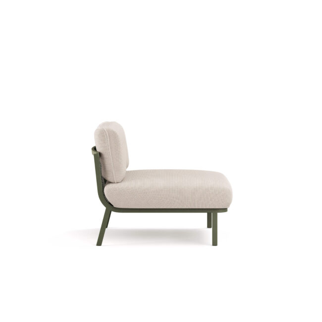 Cabla, disegnato da Lucidi-Pevere, è un sistema di imbottiti modulari e assemblabili concepito per garantire un’elevata libertà compositiva. L’utilizzo di tre soli elementi – seduta lineare singola, chaise longue e bracciolo – consente di realizzare numerose configurazioni, adattabili a diversi spazi e stili di progetto. La poltrona Cabla senza braccioli si distingue per una struttura con anima metallica in acciaio inox, abbinata al comfort dei cuscini e alla ricchezza cromatica dei tessuti outdoor. Un perfetto equilibrio tra design, resistenza e versatilità, che rende il sistema ideale anche per ambienti marini. La poltrona può essere completata con un tavolino basso Cabla in rete metallica, disponibile in diverse forme, dimensioni e altezze, per offrire soluzioni funzionali e coordinate.