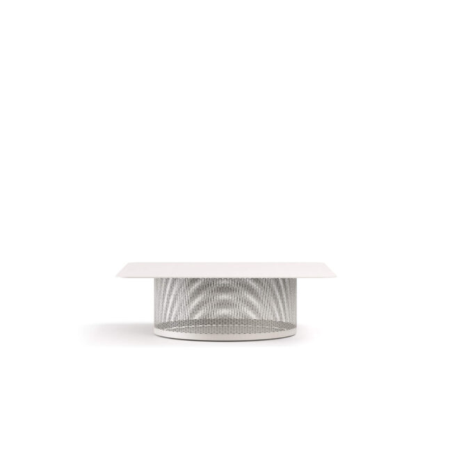Il tavolo basso Cabla, disegnato da Lucidi-Pevere, è un complemento d’arredo di design pensato per offrire un ampio piano di appoggio e un’elevata funzionalità, adattandosi con facilità a diverse esigenze di spazio e stile. Ideale per progetti indoor e outdoor, il tavolo basso Cabla si integra perfettamente in contesti residenziali e contract. La struttura del tavolo basso Cabla si distingue per la base in rete metallica in acciaio inox, espressione del consolidato know-how EMU, abbinata a un piano in lamiera quadrato dal design essenziale. Questa combinazione di materiali assicura resistenza, stabilità e versatilità progettuale, rendendo il tavolo basso Cabla una soluzione affidabile e durevole anche per ambienti marini e spazi esterni esposti agli agenti atmosferici.