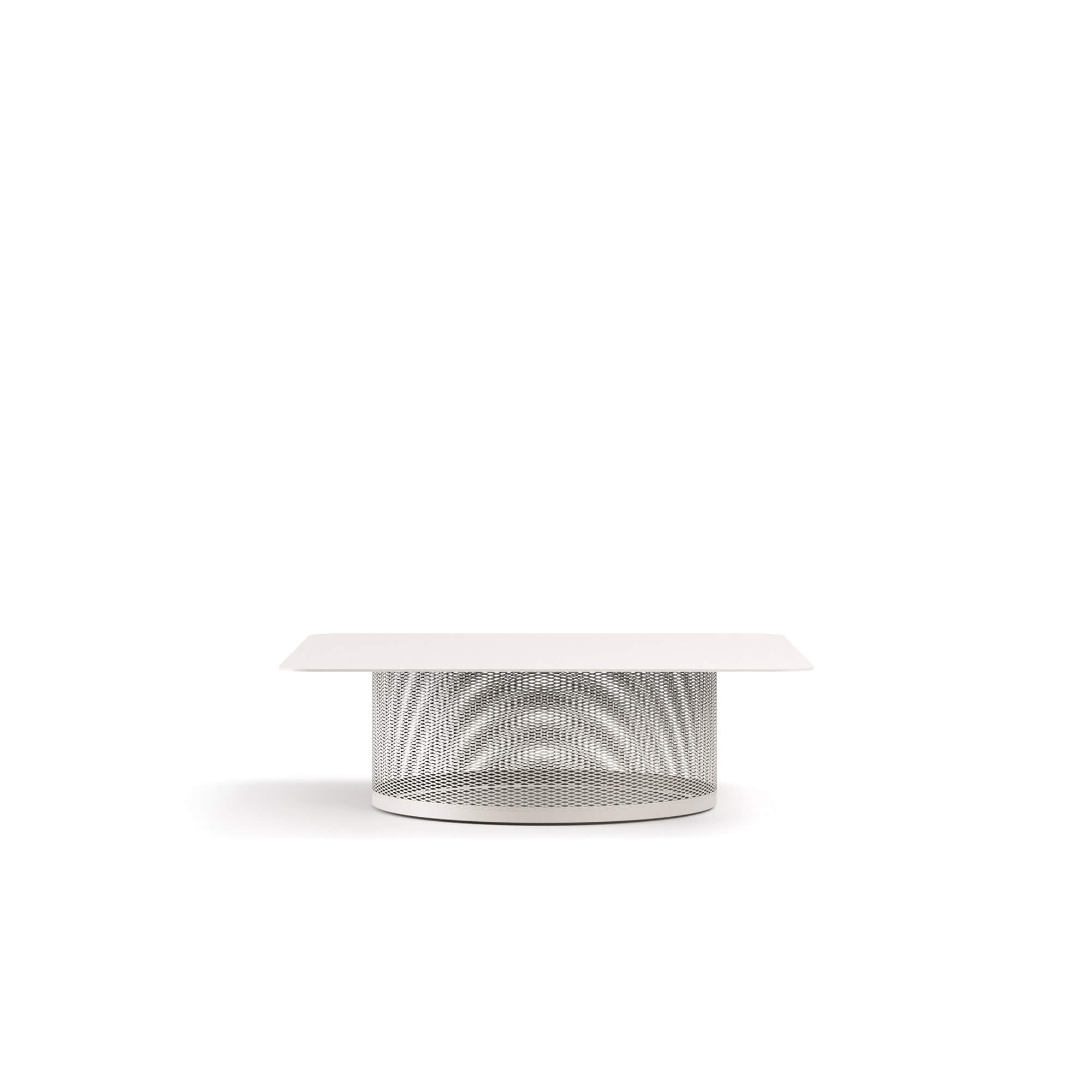 Tavolo-basso-Cabla-da-giardino-in-Acciaio-EMU-arredamenti-da-esterno Il tavolo basso Cabla, disegnato da Lucidi-Pevere, è un complemento d’arredo di design pensato per offrire un ampio piano di appoggio e un’elevata funzionalità, adattandosi con facilità a diverse esigenze di spazio e stile. Ideale per progetti indoor e outdoor, il tavolo basso Cabla si integra perfettamente in contesti residenziali e contract. La struttura del tavolo basso Cabla si distingue per la base in rete metallica in acciaio inox, espressione del consolidato know-how EMU, abbinata a un piano in lamiera quadrato dal design essenziale. Questa combinazione di materiali assicura resistenza, stabilità e versatilità progettuale, rendendo il tavolo basso Cabla una soluzione affidabile e durevole anche per ambienti marini e spazi esterni esposti agli agenti atmosferici.