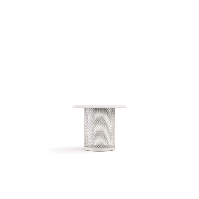 Il tavolo basso Cabla è un complemento d’arredo di design progettato da Lucidi-Pevere per garantire un ampio piano di appoggio e un’elevata funzionalità, adattandosi con naturalezza a differenti esigenze di spazio e stile. Adatto a progetti indoor e outdoor, il tavolo basso Cabla si inserisce armoniosamente sia in contesti residenziali sia contract. La struttura del tavolo basso Cabla è caratterizzata da una base in rete metallica in acciaio inox, espressione del consolidato know-how EMU, abbinata a un piano quadrato in lamiera dal linguaggio essenziale. L’abbinamento dei materiali assicura resistenza, stabilità e versatilità progettuale, rendendo il tavolo basso Cabla una soluzione affidabile e durevole anche per ambienti marini e spazi esterni esposti agli agenti atmosferici.