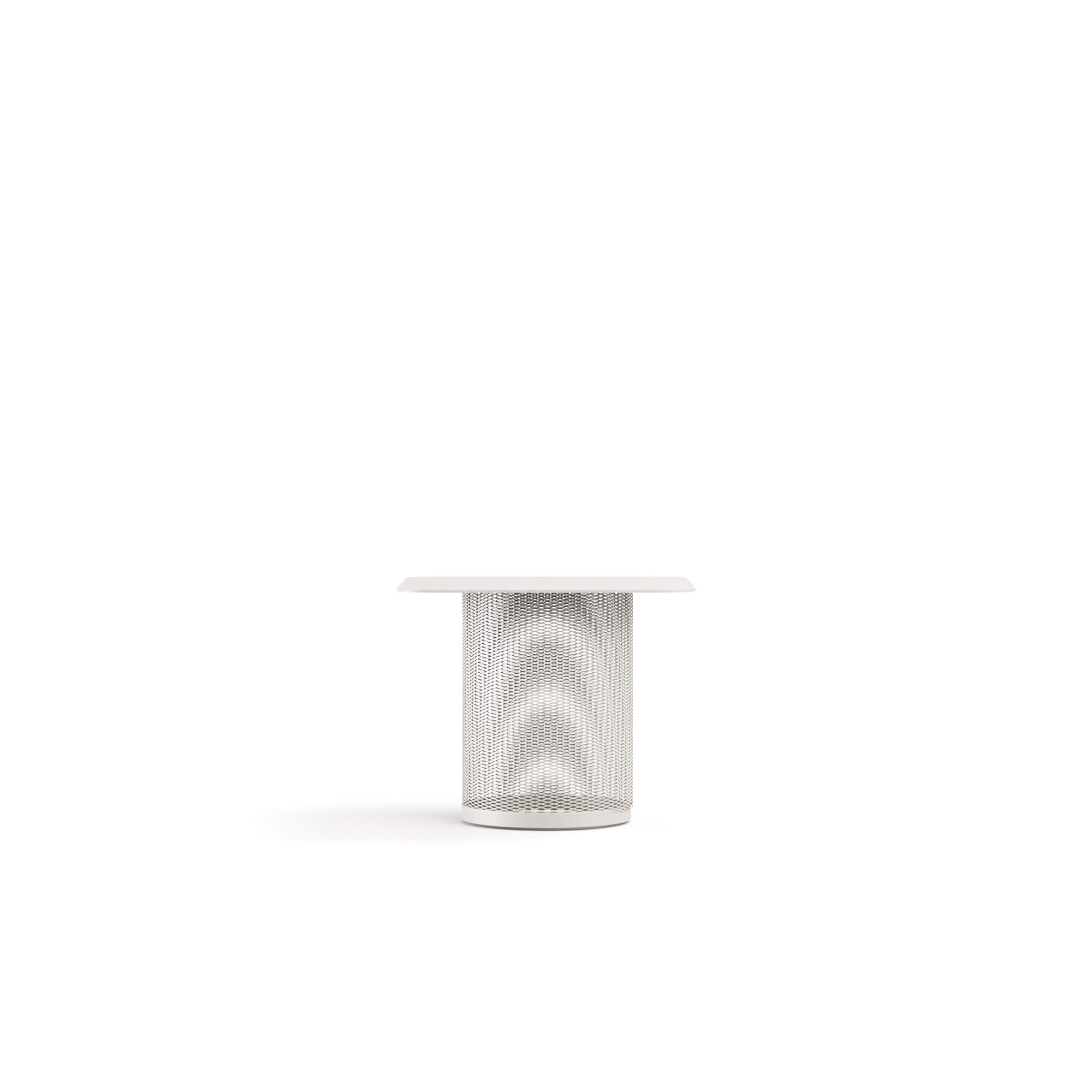 Tavolo-basso-Cabla-da-giardino-in-Acciaio-EMU-arredamenti-da-esterno2 Il tavolo basso Cabla è un complemento d’arredo di design progettato da Lucidi-Pevere per garantire un ampio piano di appoggio e un’elevata funzionalità, adattandosi con naturalezza a differenti esigenze di spazio e stile. Adatto a progetti indoor e outdoor, il tavolo basso Cabla si inserisce armoniosamente sia in contesti residenziali sia contract. La struttura del tavolo basso Cabla è caratterizzata da una base in rete metallica in acciaio inox, espressione del consolidato know-how EMU, abbinata a un piano quadrato in lamiera dal linguaggio essenziale. L’abbinamento dei materiali assicura resistenza, stabilità e versatilità progettuale, rendendo il tavolo basso Cabla una soluzione affidabile e durevole anche per ambienti marini e spazi esterni esposti agli agenti atmosferici.