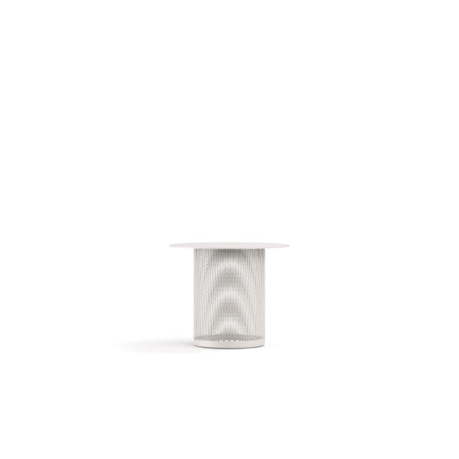 Il tavolo basso Cabla, disegnato da Lucidi-Pevere, è un complemento d’arredo di design pensato per offrire un ampio piano di appoggio e un’elevata funzionalità, adattandosi con naturalezza a diverse esigenze di spazio e stile. Ideale per ambienti indoor e outdoor, il tavolo basso Cabla si integra perfettamente in contesti residenziali e contract. La struttura del tavolo basso Cabla si distingue per la base in rete metallica in acciaio inox, espressione del consolidato know-how EMU, abbinata a un piano rotondo in lamiera dal design essenziale. L’attenta combinazione dei materiali garantisce resistenza, stabilità e versatilità progettuale, rendendo il tavolo basso Cabla una soluzione affidabile e durevole, ideale anche per ambienti marini e spazi esterni esposti agli agenti atmosferici.