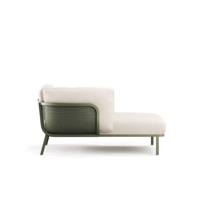 Cabla, disegnato da Lucidi-Pevere, è un sistema di imbottiti modulari e componibili studiato per garantire un’elevata libertà di progettazione. L’impiego di soli tre elementi – seduta lineare singola, chaise longue e bracciolo – consente di sviluppare molteplici configurazioni, facilmente adattabili a differenti spazi e contesti. La chaise longue Cabla con bracciolo a sinistra si distingue per la struttura con anima metallica in acciaio inox, che assicura solidità e resistenza nel tempo, abbinata al comfort dei cuscini e all’ampia varietà cromatica dei tessuti outdoor. Un equilibrio tra estetica, funzionalità e durabilità, che la rende idonea anche per ambienti marini. Il sistema può essere completato con il tavolino basso Cabla in rete metallica, disponibile in diverse forme, dimensioni e altezze, per soluzioni coordinate e funzionali.