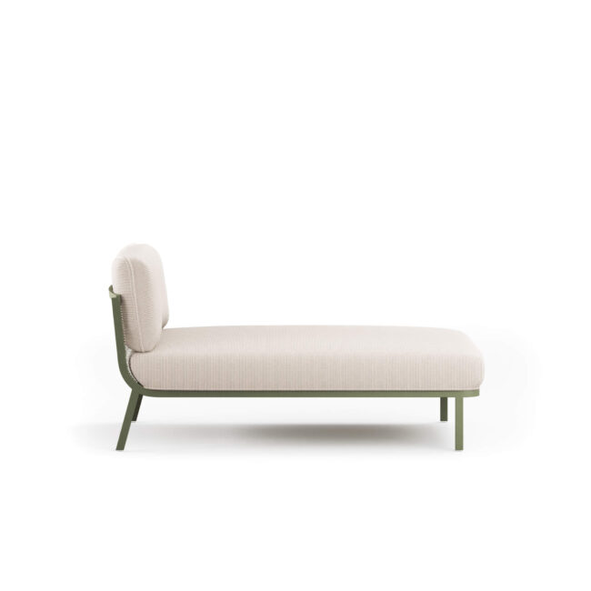 Cabla, progettato da Lucidi-Pevere, è un sistema di imbottiti modulari e componibili pensato per offrire la massima libertà progettuale nell’arredo di spazi indoor e outdoor. Grazie all’utilizzo di soli tre elementi – seduta lineare singola, chaise longue e bracciolo – il sistema consente di creare numerose configurazioni personalizzabili, adattandosi con facilità a contesti residenziali e contract. La chaise longue Cabla senza braccioli si caratterizza per una struttura con anima metallica in acciaio inox che garantisce ottima resistenza, stabilità e durata nel tempo anche in condizioni climatiche impegnative. Il comfort dei cuscini e l’ampia gamma di tessuti outdoor valorizzano il design, assicurando prestazioni elevate e un’estetica contemporanea. Un equilibrio ottimale tra design, funzionalità e durabilità, che rende Cabla ideale anche per ambienti marini. Il sistema può essere completato con il tavolino basso Cabla in rete metallica, disponibile in diverse forme, dimensioni e altezze, per soluzioni di arredo coordinate, versatili e funzionali.