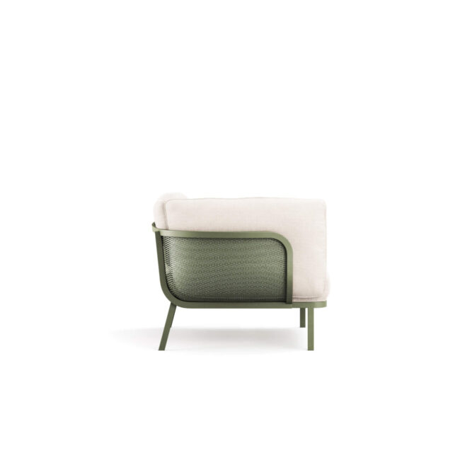 Cabla, progettato da Lucidi-Pevere, è un sistema di imbottiti modulari e assemblabili che offre un’elevata libertà compositiva. La combinazione di tre soli elementi – seduta lineare singola, chaise longue e bracciolo – permette di creare numerose configurazioni, adattabili a differenti spazi e stili progettuali. La poltrona Cabla con bracciolo sinistro si caratterizza per una struttura con anima metallica in acciaio inox, integrata al comfort dei cuscini e alla varietà cromatica dei tessuti outdoor. Un equilibrio tra design, resistenza e versatilità che rende il sistema adatto anche a contesti marini.