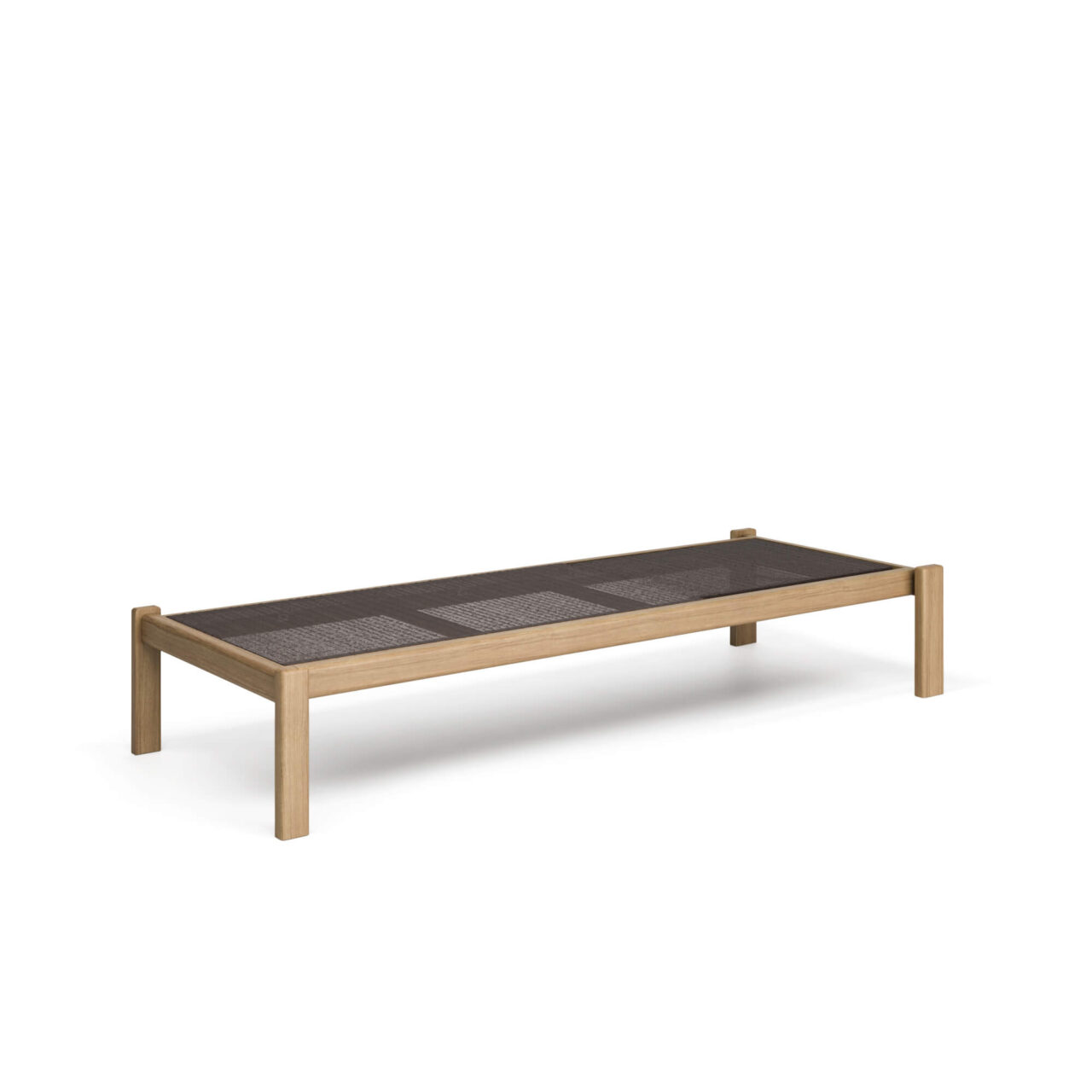 Lettino-impilabile-Shine-in-teak-con-ruote-a-scomparsa Il lettino Shine, disegnato da Arik Levy, interpreta il relax outdoor in chiave contemporanea, diventando il protagonista di terrazze, bordi piscina e giardini dal gusto raffinato. Pensato per condividere momenti di quiete e benessere, offre uno spazio ampio e accogliente dove distendersi al sole, leggere o semplicemente lasciarsi andare al ritmo lento delle giornate all’aria aperta. Il design essenziale è il suo tratto distintivo: linee pulite, struttura leggera e proporzioni equilibrate creano un’estetica sobria ed elegante, perfetta per contesti moderni e minimal. La struttura in teak rende il lettino Shine ideale sia per ambienti indoor che outdoor, garantendo resistenza, fascino e durata nel tempo. Il telo in EMU-Tex assicura comfort, traspirabilità e ottime performance anche all’esterno, mantenendo un aspetto curato ed elegante. Lo schienale regolabile permette un comfort personalizzato, mentre i dettagli in teak dei braccioli aggiungono un tocco caldo e naturale. Completano il progetto le ruote a scomparsa, che consentono una facile movimentazione senza compromettere l’estetica pulita del design. Un lettino pensato per vivere il relax con naturalezza e stile, trasformando ogni spazio in una zona lounge sofisticata e senza tempo.