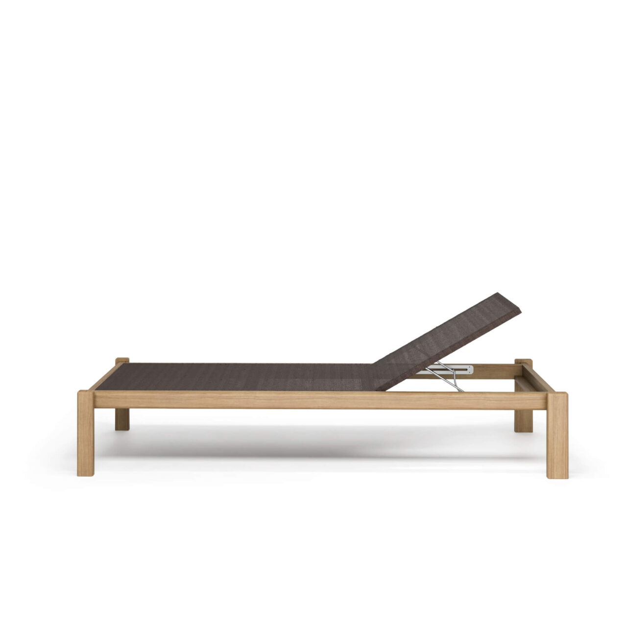 Lettino-impilabile-in-teak-con-ruote-a-scomparsa-Shine-da-giardino-in-Teak-EMU-arredamenti-da-esterno Il lettino Shine, disegnato da Arik Levy, interpreta il relax outdoor in chiave contemporanea, diventando il protagonista di terrazze, bordi piscina e giardini dal gusto raffinato. Pensato per condividere momenti di quiete e benessere, offre uno spazio ampio e accogliente dove distendersi al sole, leggere o semplicemente lasciarsi andare al ritmo lento delle giornate all’aria aperta. Il design essenziale è il suo tratto distintivo: linee pulite, struttura leggera e proporzioni equilibrate creano un’estetica sobria ed elegante, perfetta per contesti moderni e minimal. La struttura in teak rende il lettino Shine ideale sia per ambienti indoor che outdoor, garantendo resistenza, fascino e durata nel tempo. Il telo in EMU-Tex assicura comfort, traspirabilità e ottime performance anche all’esterno, mantenendo un aspetto curato ed elegante. Lo schienale regolabile permette un comfort personalizzato, mentre i dettagli in teak dei braccioli aggiungono un tocco caldo e naturale. Completano il progetto le ruote a scomparsa, che consentono una facile movimentazione senza compromettere l’estetica pulita del design. Un lettino pensato per vivere il relax con naturalezza e stile, trasformando ogni spazio in una zona lounge sofisticata e senza tempo.