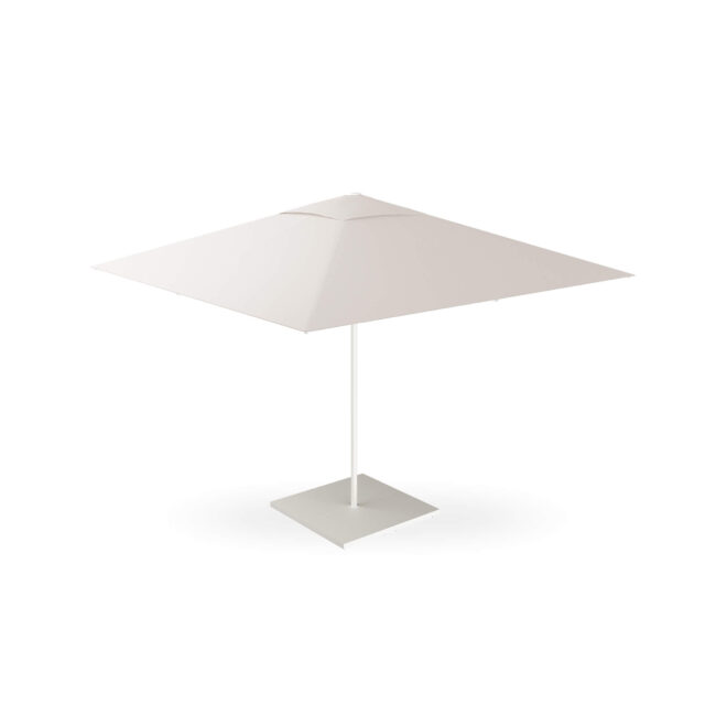 L’ombrellone Ducale 3x3 metri, design EMU D&S Lab, porta eleganza e raffinatezza in ogni spazio esterno. Il suo design minimale e pulito cattura lo sguardo, regalando un’atmosfera armoniosa e senza tempo. La struttura in alluminio a 8 stecche assicura stabilità e resistenza, mentre l’apertura telescopica del telo permette di lasciare gli arredi sottostanti immobili, rendendo l’uso semplice e immediato. L'ombrellone Ducale si completa con basamenti e sistemi di fissaggio studiati per ogni esigenza, oltre a pratici accessori come il kit barre LED, la gronda di scolo, il gancetto multifunzione e la cover protettiva. Perfetto per terrazzi, giardini e spazi contract, Ducale unisce funzionalità e stile, trasformando ogni ambiente in un luogo elegante, accogliente e dal carattere distintivo.