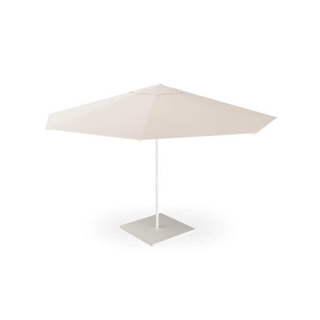 L’ombrellone ottogonale Ducale, con diametro di 4 metri e design EMU D&S Lab, trasforma ogni spazio esterno in un luogo di stile e raffinatezza. Il suo design minimale e pulito cattura lo sguardo, creando un’atmosfera elegante, armoniosa e senza tempo. La struttura in alluminio a 8 stecche combina resistenza e stabilità, mentre l’apertura telescopica del telo permette di lasciare gli arredi sottostanti intatti, per un utilizzo semplice e immediato. Ducale si completa con basamenti e sistemi di fissaggio pensati per ogni esigenza, e con accessori pratici come il kit barre LED, la gronda di scolo, il gancetto multifunzione e la cover protettiva. Perfetto per terrazzi, giardini o spazi contract, Ducale non è solo funzionale: è il cuore elegante di ogni ambiente, capace di creare atmosfere accoglienti e dal carattere unico.