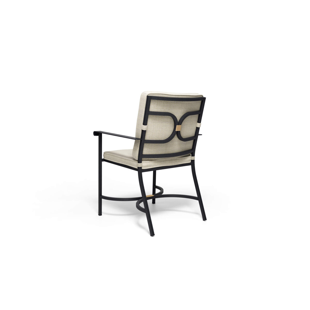 Poltroncina-Collier-da-giardino-in-Acciaio-EMU-arredamenti-da-esterno La poltroncina Collier, disegnata da LCM Marin Design Studio, è una seduta dal carattere classico che si distingue per la sua eleganza e per le forme armoniose. I dettagli raffinati e i contrasti geometrici dal tratto giocoso richiamano suggestioni e ispirazioni tradizionali, rendendola una soluzione d’arredo ideale per ambienti sofisticati, sia in contesti alberghieri che residenziali. La struttura è interamente realizzata in tubolare squadrato di acciaio, mentre la seduta in lamiera di acciaio stirata è impreziosita da un iconico pattern decorativo che ne definisce l’identità estetica. È disponibile come accessorio un cuscino imbottito per seduta e schienale, rivestito in un’ampia gamma di tessuti adatti anche all’uso esterno. Un fregio decorativo color ottone valorizza la poltroncina Collier, così come tutti gli elementi della collezione. La sua forma distintiva, avvolgente e accogliente, trasforma ogni curva in un gesto di morbido comfort e ogni linea in un equilibrio delicato tra estetica e funzionalità.