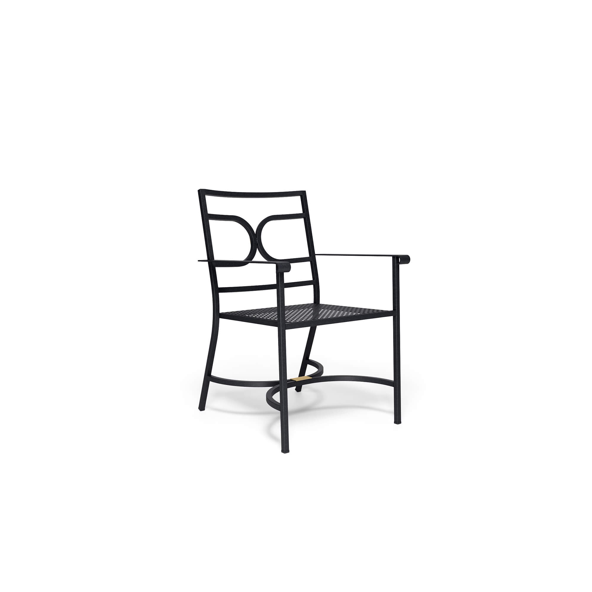 Poltroncina-Collier-in-acciaio La poltroncina Collier, disegnata da LCM Marin Design Studio, è una seduta dal carattere classico che si distingue per la sua eleganza e per le forme armoniose. I dettagli raffinati e i contrasti geometrici dal tratto giocoso richiamano suggestioni e ispirazioni tradizionali, rendendola una soluzione d’arredo ideale per ambienti sofisticati, sia in contesti alberghieri che residenziali. La struttura è interamente realizzata in tubolare squadrato di acciaio, mentre la seduta in lamiera di acciaio stirata è impreziosita da un iconico pattern decorativo che ne definisce l’identità estetica. È disponibile come accessorio un cuscino imbottito per seduta e schienale, rivestito in un’ampia gamma di tessuti adatti anche all’uso esterno. Un fregio decorativo color ottone valorizza la poltroncina Collier, così come tutti gli elementi della collezione. La sua forma distintiva, avvolgente e accogliente, trasforma ogni curva in un gesto di morbido comfort e ogni linea in un equilibrio delicato tra estetica e funzionalità.