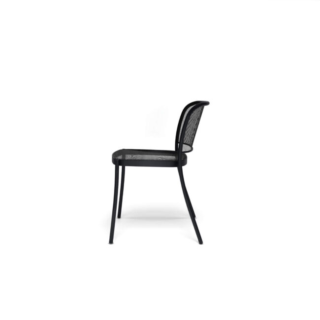 La sedia Café, progettata da Christophe Pillet, è caratterizzata da un design contemporaneo con riferimenti classici. Presenta una struttura in acciaio solida e robusta per garantire un utilizzo a lungo termine. L'ampia gamma di colori la rende ideale sia per spazi esterni che interni, a casa o in ambienti professionali. Grazie alle linee pulite ed eleganti è possibile abbinare la sedia Café a un'ampia gamma di tavoli provenienti da diverse collezioni EMU.