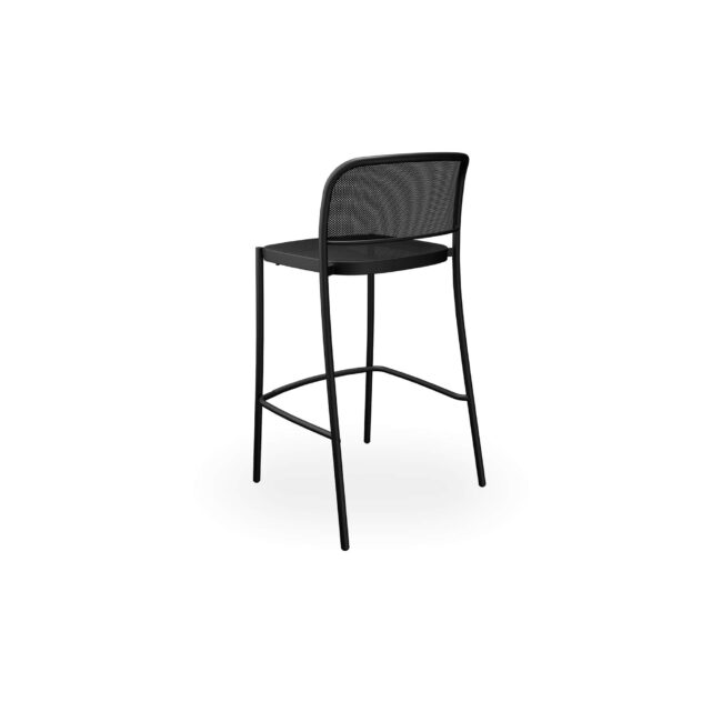 Lo sgabello Café, disegnato da Christophe Pillet, si caratterizza per un design contemporaneo impreziosito da raffinati richiami classici, che lo rendono adatto a molteplici stili di arredamento. La struttura in acciaio, robusta e resistente, assicura durabilità nel tempo e massima affidabilità anche in caso di utilizzo intensivo. Proposto in un’ampia gamma di colori, lo sgabello Café è ideale per ambienti indoor e outdoor, perfetto sia per spazi residenziali sia per contesti professionali e contract come bar e ristoranti. Le linee pulite ed essenziali consentono un facile abbinamento con una vasta selezione di tavoli alti delle collezioni EMU, offrendo soluzioni di arredo versatili, coordinate e funzionali.