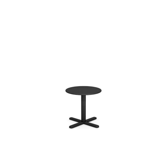 Il tavolo tondo Darwin due posti, alto 60 cm e con piano abbattibile, è un invito a vivere momenti di convivialità con stile. Leggero ed essenziale, il suo design cattura lo sguardo e combina con eleganza dettagli classici e tocchi contemporanei. Il piano in lamiera prezincata a caldo aggiunge carattere e personalità, mentre la base a crociera, solida ed elegante, regala stabilità senza appesantire lo spazio. I sottopiedi regolabili assicurano sempre un appoggio perfetto, anche sulle superfici più irregolari. Disponibile in un’ampia gamma di colori, Darwin trasforma ogni ambiente – dal living domestico agli spazi contract più raffinati – in un luogo accogliente e ricercato, dove design e comfort si incontrano in armonia.