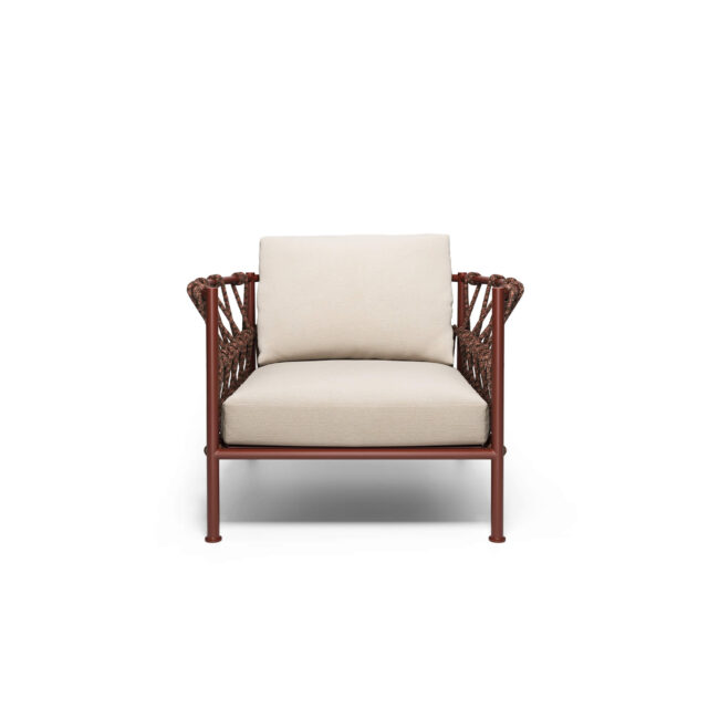 Ispirato alle linee fluide e alle geometrie armoniose delle onde del mare, il divano un posto Antigua interpreta il design contemporaneo con eleganza e dinamismo. Le forme morbide in alluminio si uniscono a motivi a trama leggera, dando vita a un divano di design capace di trasmettere autenticità, movimento e leggerezza visiva. Progettato per offrire una seduta ampia e accogliente, il divano un posto Antigua evoca una sensazione di ariosità e libertà, ideale per valorizzare ambienti outdoor e indoor. La struttura in alluminio, resistente e leggera, assicura lunga durata, facilità di spostamento e massima versatilità, rendendo questo divano da esterno adatto a diversi contesti abitativi e contract. Il comfort è esaltato da un sistema di cuscini ergonomici per lo schienale, modulabili e avvolgenti, pensati per garantire un supporto ottimale e un’esperienza di relax superiore. Il divano un posto Antigua rappresenta la perfetta sintesi tra funzionalità, comfort e arredo di design.
