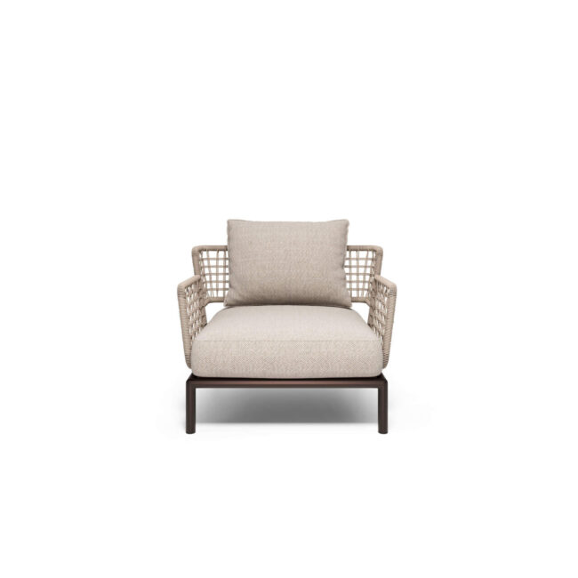 Il divano un posto Saint Martin, design Marco Acerbis, unisce flessibilità, eleganza e comfort in un equilibrio perfetto. La sua forza risiede nella trasversalità: la base in acciaio, simbolo del DNA EMU, si ripete in tutti gli elementi della collezione, permettendo configurazioni sempre nuove e armoniose. La struttura perimetrale, rivestita con un raffinato intreccio in corda wicker, dona al divano un tocco di grande eleganza e leggerezza visiva. Comodi cuscini imbottiti per seduta e schienale, disponibili in diversi tessuti, completano il design, invitando al relax e regalando un comfort immediato. Saint Martin trasforma ogni spazio outdoor in un ambiente raffinato, versatile e accogliente, dove stile, funzionalità e armonia si fondono in perfetta sintonia, rendendo ogni momento all’aperto un’esperienza di puro piacere.