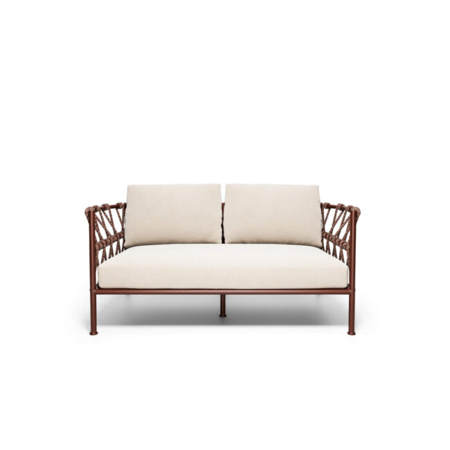 Ispirato alle linee fluide e alle geometrie armoniose delle onde del mare, il divano due posti Antigua esprime un design contemporaneo elegante e dinamico. Le forme morbide in alluminio si integrano con motivi a trama leggera, dando origine a un divano di design capace di comunicare autenticità, movimento e leggerezza visiva. Progettato per offrire una seduta ampia e accogliente, il divano due posti Antigua trasmette una sensazione di ariosità e libertà, risultando ideale per valorizzare ambienti sia outdoor che indoor. La struttura in alluminio, leggera e resistente, garantisce durata nel tempo, facilità di spostamento e grande versatilità, rendendo questo divano da esterno adatto a diversi contesti abitativi e contract. Il comfort è valorizzato da un sistema di cuscini ergonomici per lo schienale, modulari e avvolgenti, studiati per assicurare un supporto ottimale e un’esperienza di relax superiore. Il divano due posti Antigua rappresenta una sintesi equilibrata di funzionalità, comfort e arredo di design.