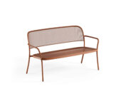 Il divano due posti Café di EMU, disegnato da Christophe Pillet, si caratterizza per un design contemporaneo essenziale, capace di adattarsi con facilità a molteplici stili di arredamento. La struttura in acciaio, robusta e resistente, assicura durabilità nel tempo e massima affidabilità anche in caso di utilizzo intensivo. Proposto in un’ampia gamma di colori, il divano due posti Café è ideale per l’arredo di ambienti indoor e outdoor, perfetto sia per spazi residenziali sia per contesti professionali e contract come bar e ristoranti. Le linee pulite ed essenziali consentono un facile abbinamento con una vasta selezione di tavoli bassi delle collezioni EMU, offrendo soluzioni di arredo coordinate, versatili e funzionali.