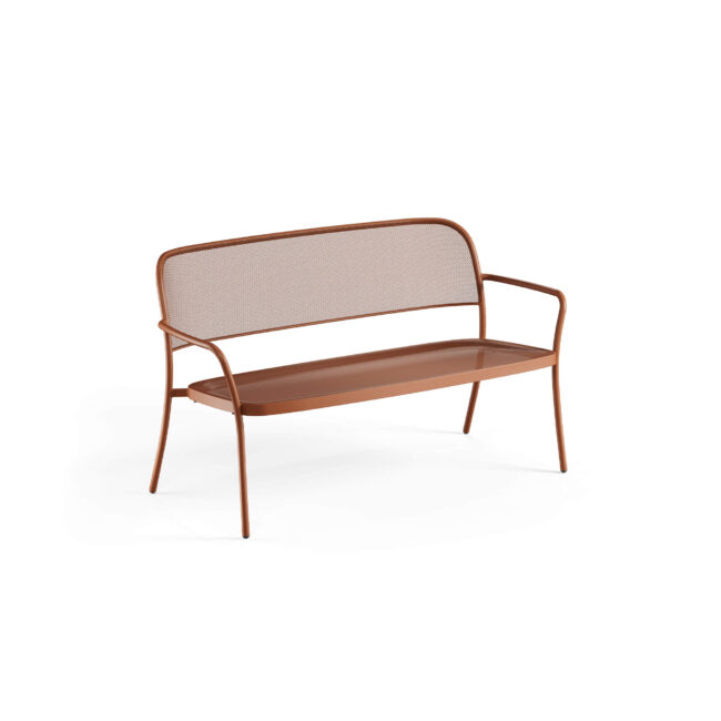 Il divano due posti Café di EMU, disegnato da Christophe Pillet, si caratterizza per un design contemporaneo essenziale, capace di adattarsi con facilità a molteplici stili di arredamento. La struttura in acciaio, robusta e resistente, assicura durabilità nel tempo e massima affidabilità anche in caso di utilizzo intensivo. Proposto in un’ampia gamma di colori, il divano due posti Café è ideale per l’arredo di ambienti indoor e outdoor, perfetto sia per spazi residenziali sia per contesti professionali e contract come bar e ristoranti. Le linee pulite ed essenziali consentono un facile abbinamento con una vasta selezione di tavoli bassi delle collezioni EMU, offrendo soluzioni di arredo coordinate, versatili e funzionali.