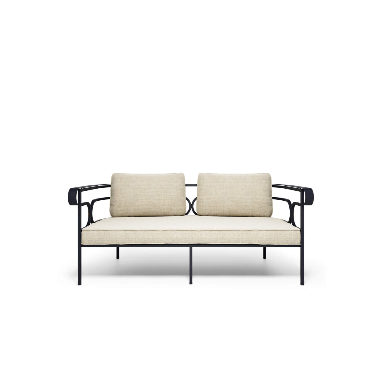 Divano-2-posti-Collier-da-giardino-in-Acciaio-EMU-arredamenti-da-esterno Il divano Collier da due posti, progettato da LCM Marin Design Studio, è una seduta dal design classico che si distingue per la sua eleganza senza tempo e le forme armoniose. I dettagli raffinati e i contrasti geometrici delicati richiamano suggestioni tradizionali, rendendolo una soluzione d’arredo raffinato ideale per ambienti residenziali e spazi alberghieri. La struttura, realizzata interamente in tubolare squadrato di acciaio, conferisce solidità e carattere al divano, mentre la seduta in lamiera di acciaio stirata, arricchita da un pattern decorativo iconico, definisce la sua identità estetica distintiva. Come accessorio, è disponibile un cuscino imbottito per seduta e schienale, rivestito in un’ampia gamma di tessuti adatti anche all’uso esterno, per garantire comfort e praticità in ogni ambiente. Un fregio decorativo color ottone valorizza il divano Collier, così come tutti gli elementi della collezione. La sua forma avvolgente e accogliente trasforma ogni curva in un gesto di morbido comfort e ogni linea in un equilibrio armonioso tra estetica e funzionalità, rendendolo perfetto per chi cerca arredo di lusso e qualità duratura.