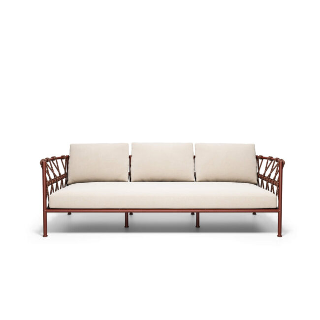 Ispirato al movimento sinuoso del mare e alle sue geometrie naturali, il divano tre posti Antigua interpreta il design contemporaneo con eleganza e dinamismo. Le linee morbide della struttura in alluminio dialogano con una trama leggera e raffinata, dando vita a un elemento d’arredo capace di trasmettere autenticità, fluidità e leggerezza visiva. Pensato per offrire una seduta ampia e confortevole, il divano tre posti Antigua comunica una piacevole sensazione di ariosità e libertà, inserendosi con naturalezza sia in ambienti outdoor che indoor. La struttura in alluminio, solida ma leggera, assicura resistenza nel tempo, facilità di movimentazione e massima versatilità, rendendolo ideale anche per contesti contract. Il comfort è ulteriormente esaltato dai cuscini ergonomici dello schienale, modulari e avvolgenti, progettati per garantire un sostegno ottimale e un’esperienza di relax superiore. Il divano tre posti Antigua si configura così come un perfetto equilibrio tra funzionalità, comfort e design ricercato.