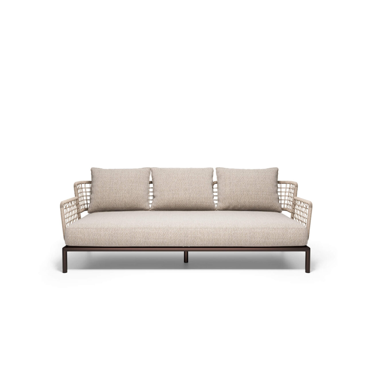 Divano-3-posti-Intreccio-Saint-Martin-da-giardino-in-Acciaio-e-Wicker-EMU-arredamenti-da-esterno Il divano tre posti Saint Martin, design Marco Acerbis, è un invito a vivere l’outdoor con stile, eleganza e comfort senza compromessi. La sua forza risiede nella trasversalità: la base in acciaio, simbolo del DNA EMU, si ripete armoniosamente in tutti gli elementi della collezione, permettendo configurazioni sempre nuove e personalizzate. La struttura perimetrale, avvolta in un raffinato intreccio di corda wicker, dona leggerezza visiva e un’eleganza discreta che cattura lo sguardo. I morbidi cuscini imbottiti per seduta e schienale, disponibili in diversi tessuti, invitano a lasciarsi andare, trasformando ogni momento di relax in un’esperienza di vero piacere. Saint Martin trasforma il tuo spazio outdoor in un rifugio raffinato e accogliente, dove design, armonia e funzionalità si fondono, creando atmosfere calde e senza tempo, perfette per vivere con leggerezza e stile ogni attimo all’aperto.
