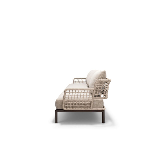 Il divano tre posti Saint Martin, design Marco Acerbis, è un invito a vivere l’outdoor con stile, eleganza e comfort senza compromessi. La sua forza risiede nella trasversalità: la base in acciaio, simbolo del DNA EMU, si ripete armoniosamente in tutti gli elementi della collezione, permettendo configurazioni sempre nuove e personalizzate. La struttura perimetrale, avvolta in un raffinato intreccio di corda wicker, dona leggerezza visiva e un’eleganza discreta che cattura lo sguardo. I morbidi cuscini imbottiti per seduta e schienale, disponibili in diversi tessuti, invitano a lasciarsi andare, trasformando ogni momento di relax in un’esperienza di vero piacere. Saint Martin trasforma il tuo spazio outdoor in un rifugio raffinato e accogliente, dove design, armonia e funzionalità si fondono, creando atmosfere calde e senza tempo, perfette per vivere con leggerezza e stile ogni attimo all’aperto.