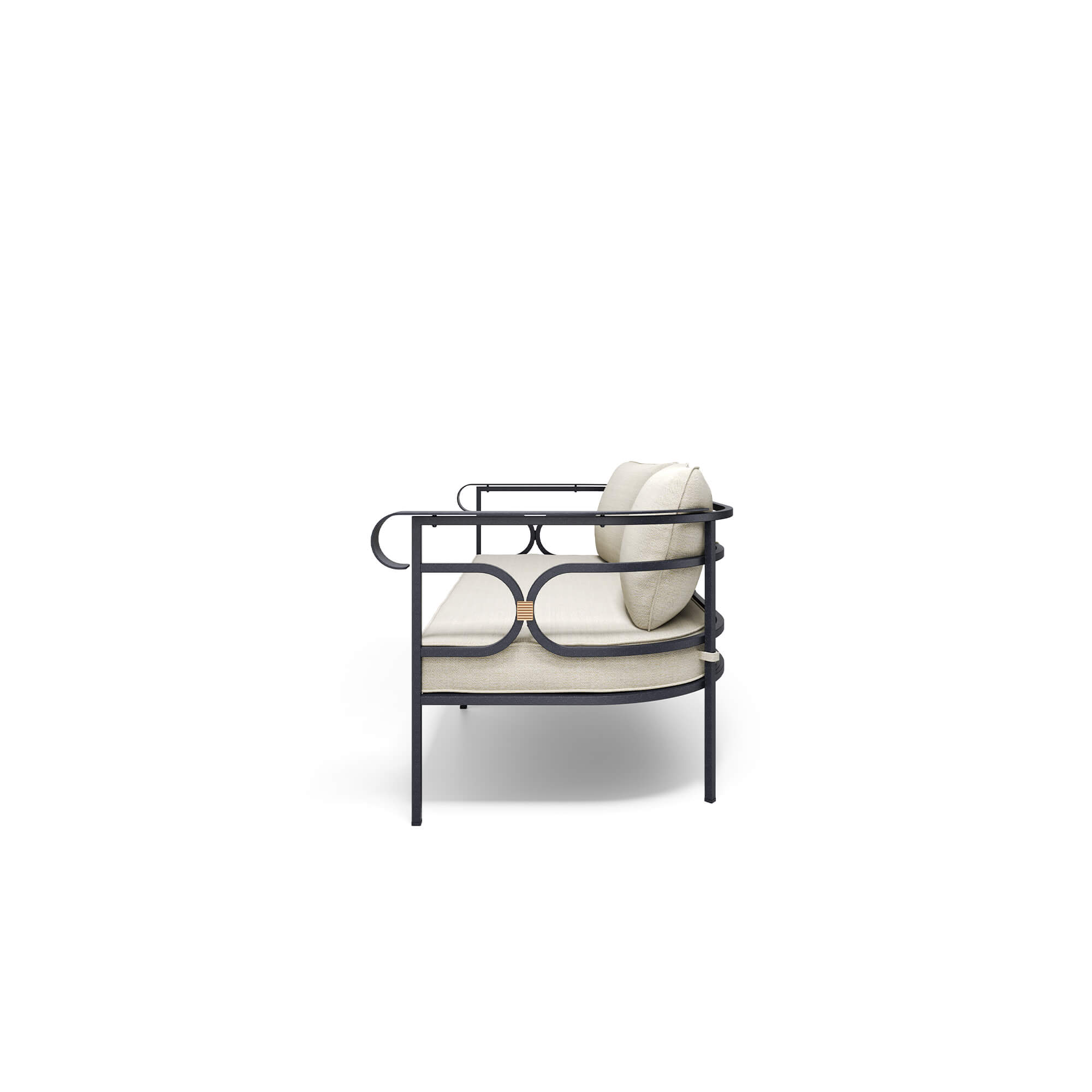 Divano-Collier-2-posti-in-acciaio Il divano Collier da due posti, progettato da LCM Marin Design Studio, è una seduta dal design classico che si distingue per la sua eleganza senza tempo e le forme armoniose. I dettagli raffinati e i contrasti geometrici delicati richiamano suggestioni tradizionali, rendendolo una soluzione d’arredo raffinato ideale per ambienti residenziali e spazi alberghieri. La struttura, realizzata interamente in tubolare squadrato di acciaio, conferisce solidità e carattere al divano, mentre la seduta in lamiera di acciaio stirata, arricchita da un pattern decorativo iconico, definisce la sua identità estetica distintiva. Come accessorio, è disponibile un cuscino imbottito per seduta e schienale, rivestito in un’ampia gamma di tessuti adatti anche all’uso esterno, per garantire comfort e praticità in ogni ambiente. Un fregio decorativo color ottone valorizza il divano Collier, così come tutti gli elementi della collezione. La sua forma avvolgente e accogliente trasforma ogni curva in un gesto di morbido comfort e ogni linea in un equilibrio armonioso tra estetica e funzionalità, rendendolo perfetto per chi cerca arredo di lusso e qualità duratura.