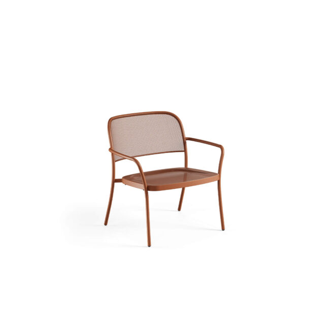 La poltrona Café, disegnata da Christophe Pillet, si distingue per un design contemporaneo arricchito da raffinati richiami classici, che la rendono facilmente adattabile a diversi stili di arredamento. La struttura in acciaio, solida e resistente, garantisce durabilità nel tempo e massima affidabilità anche in caso di utilizzo intensivo. Disponibile in un’ampia gamma di colori, la poltrona Café è ideale per l’arredo di ambienti indoor e outdoor, perfetta sia per spazi residenziali sia per contesti professionali e contract come bar e ristoranti. Le linee pulite ed essenziali ne facilitano l’abbinamento con una vasta selezione di tavoli bassi delle collezioni EMU, offrendo soluzioni di arredo coordinate, versatili e funzionali.