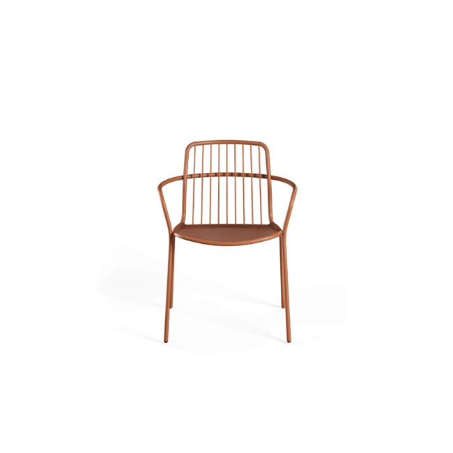 La poltroncina Alisea in acciaio per outdoor è una soluzione di design contract progettata per l’arredo urbano e gli spazi esterni ad alta frequentazione. Ideale per bar, ristoranti, dehors, terrazze e spazi pubblici, unisce resistenza, funzionalità ed estetica contemporanea. Ispirata alla leggerezza del vento, la poltroncina Alisea presenta un sedile in lamiera stirata, che assicura traspirabilità, comfort e facilità di manutenzione, rendendola perfetta per l’uso outdoor. Lo schienale in aste metalliche conferisce un effetto visivo leggero e dinamico, valorizzando l’ambiente circostante. Il design integra due tecnologie costruttive – barra curva in acciaio e lamiera stirata – garantendo solidità strutturale, durabilità e resistenza agli agenti atmosferici, anche in contesti contract ad alto utilizzo. Disponibile in una vasta gamma di colori, la poltroncina Alisea si adatta facilmente a stili moderni, industriali e contemporanei, offrendo massima versatilità progettuale per l’arredo outdoor professionale.