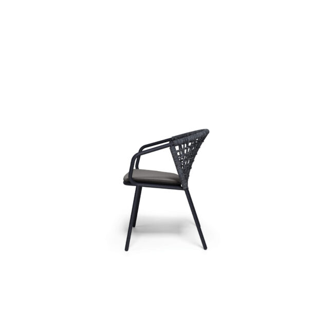 La poltroncina Nef, design Patrick Norguet, nasce dall’ispirazione grafica delle mongolfiere e fonde leggerezza visiva, stile eclettico e robustezza strutturale. Lo schienale, arricchito da un elegante intreccio in corda sintetica, dona carattere e originalità, mentre la struttura e la seduta in alluminio garantiscono solidità e durabilità. Dal design contemporaneo e raffinato, Nef conquista per la sua versatilità: perfetta sia per ambienti indoor che outdoor, si integra armoniosamente in spazi dove materiali, forme e colori sono combinati con cura, trasformando ogni ambiente in un luogo elegante, dinamico e accogliente, dove comfort e stile si incontrano con naturalezza.