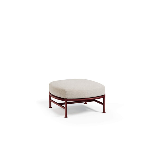 Ispirato al movimento sinuoso del mare e alle sue geometrie naturali, il pouf Antigua esprime un design contemporaneo caratterizzato da eleganza e dinamismo. Le linee morbide della struttura in alluminio si combinano con una trama leggera e raffinata, dando vita a un complemento d’arredo capace di trasmettere autenticità, fluidità e leggerezza visiva. Progettato per offrire una seduta ampia e confortevole, il pouf Antigua genera una piacevole sensazione di ariosità e libertà, integrandosi con naturalezza in ambienti outdoor e indoor. La struttura in alluminio, solida ma leggera, garantisce resistenza nel tempo, facilità di spostamento ed elevata versatilità d’uso, rendendolo ideale anche per contesti contract e spazi professionali. Il comfort è ulteriormente valorizzato dal cuscino ergonomico della seduta, studiato per assicurare un livello di relax superiore. Il pouf Antigua rappresenta così un equilibrio ideale tra funzionalità, comfort e design ricercato, perfetto per completare progetti di arredamento contemporaneo.
