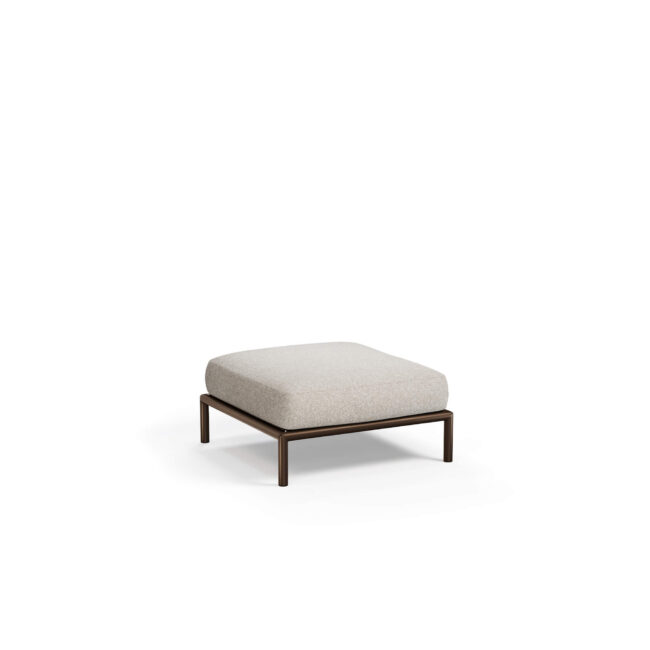 Il pouf Saint Martin, design Marco Acerbis, è un invito a vivere l’outdoor con eleganza, comfort e stile senza compromessi. La struttura e la base in acciaio, espressione del DNA EMU, garantiscono solidità e versatilità, mentre il morbido cuscino di seduta, imbottito e disponibile in diversi tessuti, accoglie il corpo con un comfort immediato, trasformando ogni momento di relax in un’esperienza di puro piacere. Saint Martin trasforma lo spazio outdoor in un rifugio raffinato e accogliente, dove design, armonia e funzionalità si incontrano, creando atmosfere calde, eleganti e senza tempo, perfette per vivere ogni attimo all’aperto con leggerezza e stile.