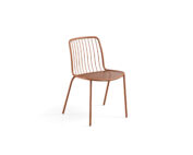 La sedia Alisea in acciaio è una soluzione di design pensata per l’arredo contract outdoor urbano. Ispirata alla leggerezza del vento, unisce funzionalità, resistenza ed essenzialità estetica, risultando ideale per bar, ristoranti, dehors e spazi pubblici. Il sedile in lamiera stirata garantisce traspirabilità e comfort, mentre lo schienale in aste metalliche crea un effetto visivo leggero e dinamico. Il design combina due tecnologie costruttive – barra curva e lamiera stirata – assicurando solidità strutturale e lunga durata anche in ambienti ad alto utilizzo. La vasta gamma di colori consente abbinamenti versatili con stili moderni, industriali o contemporanei.