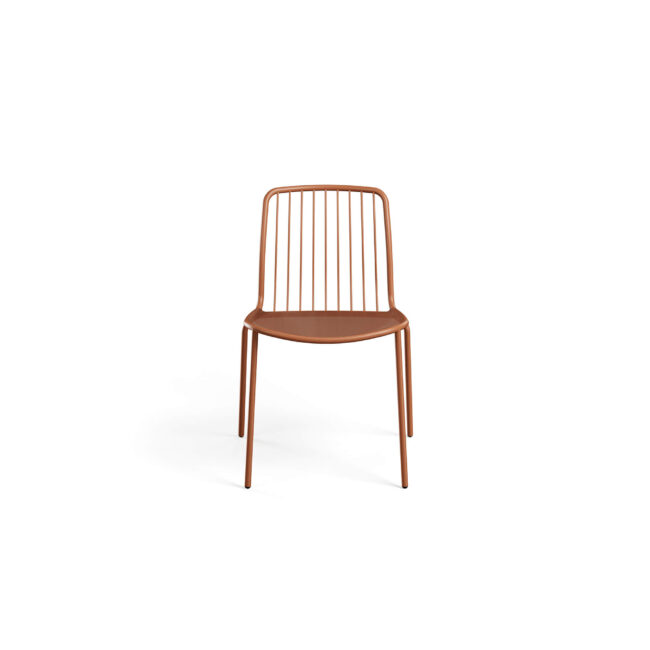 La sedia Alisea in acciaio è una soluzione di design pensata per l’arredo contract outdoor urbano. Ispirata alla leggerezza del vento, unisce funzionalità, resistenza ed essenzialità estetica, risultando ideale per bar, ristoranti, dehors e spazi pubblici. Il sedile in lamiera stirata garantisce traspirabilità e comfort, mentre lo schienale in aste metalliche crea un effetto visivo leggero e dinamico. Il design combina due tecnologie costruttive – barra curva e lamiera stirata – assicurando solidità strutturale e lunga durata anche in ambienti ad alto utilizzo. La vasta gamma di colori consente abbinamenti versatili con stili moderni, industriali o contemporanei.