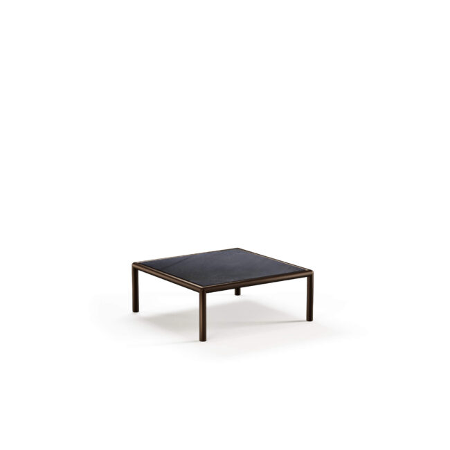 Il tavolo basso Saint Martin, design Marco Acerbis, unisce eleganza, flessibilità e funzionalità in un equilibrio perfetto. La solida struttura in acciaio, simbolo del DNA EMU, si fonde con il piano in gres disponibile in due raffinati colori, creando un insieme armonioso e contemporaneo. Saint Martin trasforma ogni spazio outdoor in un ambiente accogliente e versatile, dove stile, comfort e funzionalità convivono con naturalezza, rendendo ogni momento all’aperto un’esperienza di puro piacere e sofisticata eleganza.