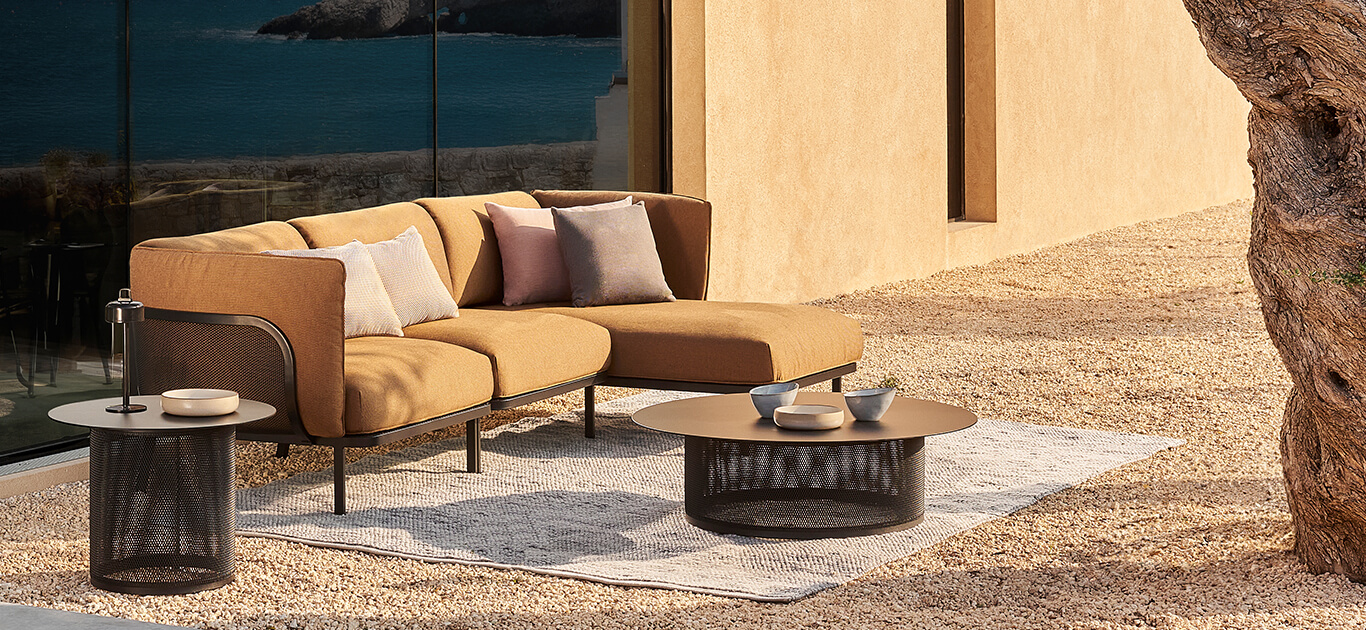 Cabla, design Lucidi-Pevere, è un sistema d’imbottiti modulare ed assemblabile progettato per ottenere tante configurazioni grazie a 3 soli moduli: seduta lineare singola, chaise longue e bracciolo. L’anima metallica della sua struttura in acciaio inox, frutto dello storico know-how di EMU, si unisce al comfort e alla ricchezza cromatica dei tessuti outdoor, per una massima duttilità compositiva ed espressiva nei diversi contesti, anche marini. La collezione si completa di coffee table in rete metallica di diverse forme e altezze, che offrono molteplici soluzioni per contesti conviviali.