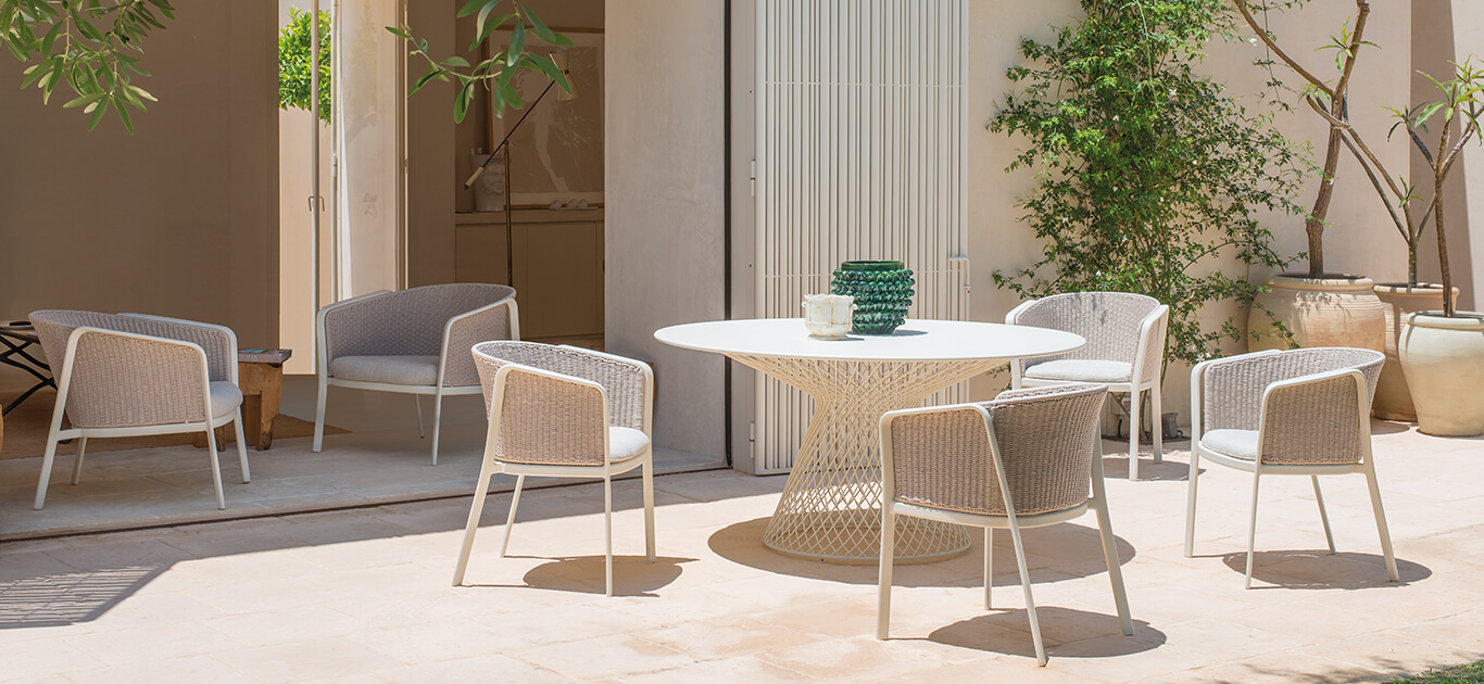 La collezione Carousel si compone di quattro versioni di poltroncina dining e tre versioni di poltrona lounge. La struttura a cavalletto è in tubolare di alluminio. Il sedile, costituito da una lamiera in lega di alluminio che viene imbutita per conferire una forma pulita, é successivamente fissato alla struttura di alluminio attraverso una saldatura di tipo strutturale, eseguita con tecnologia TIG che conferisce particolare resistenza oltre che un miglior standard a livello estetico. La struttura dello schienale è in acciaio ed è il supporto su cui sono realizzati gli intrecci decorativi nei vari materiali proposti. Tutti i materiali selezionati garantiscono una resistenza e una stabilità del colore. Questi materiali garantiscono idrorepellenza, per questo il prodotto è particolarmente idoneo in tutti gli usi di ambienti marini e in condizioni climatiche estreme.
