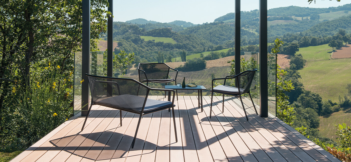 The ergonomic proportions and lightness of structural lines guarantee both comfort and functionality. Darwin is a steel collection, which revisits classic themes, in a delicate metal sheet mesh placed within a contemporary geometric structure. The Darwin range consists of chair, armchair, tables, barstool and counter table, sofa, lounge chair and coffee table. Defined by its exceptional style, Darwin is suited to all kinds of furnishing contexts.