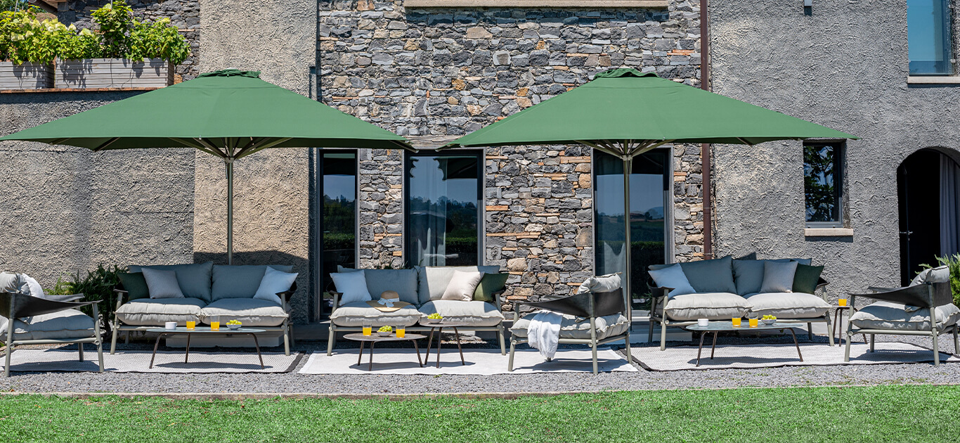 Designed by EMU D&S Lab, Ducale is an intriguing addition to the Shade by EMU range of centre-pole sunshades. The aluminium frame with its 8 ribs guarantees maximum stability, while the convenient telescopic opening of the cloth means that the furniture underneath doesn’t need to be moved. The collection is completed by a number of specially designed bases and an easy-to-apply kit of LED lights.