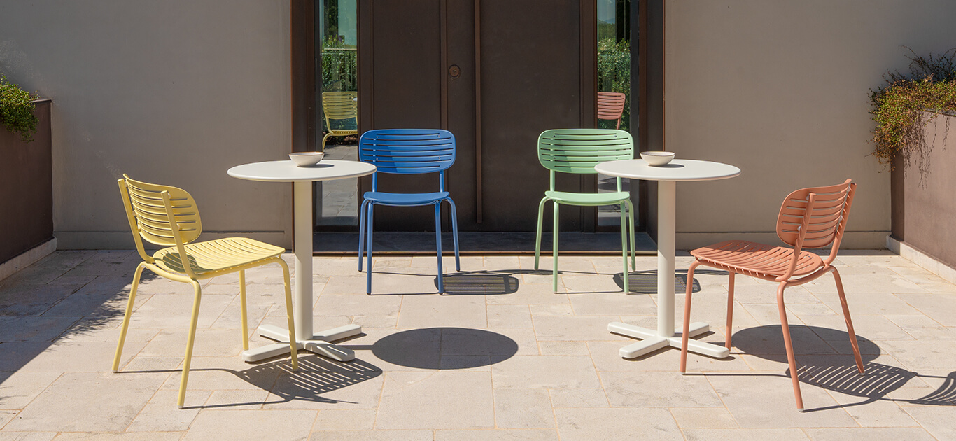 Vivace e colorata, Mom è una collezione di sedute in acciaio declinata nella versione sedia e poltroncina. Le forme morbide ed avvolgenti sono alleggerite dall’effetto grafico dell’elegante schienale in lamiera. La poliedrica palette di colori rende questa collezione giovane, fresca e ironica. Per la versione indoor viene proposto un cuscino per sedile e schienale realizzato in tessuto imbottito che si fissa alla struttura attraverso un pratico sistema elastico.