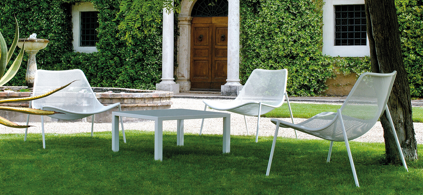 Round è una collezione che fa della ricerca di equilibrio strutturale e delle sue linee discrete le caratteristiche di interpretazione di uno spazio outdoor stilisticamente ricercato ma essenziale. Forme pulite e leggere contraddistinguono gli elementi di questa famiglia di arredi.